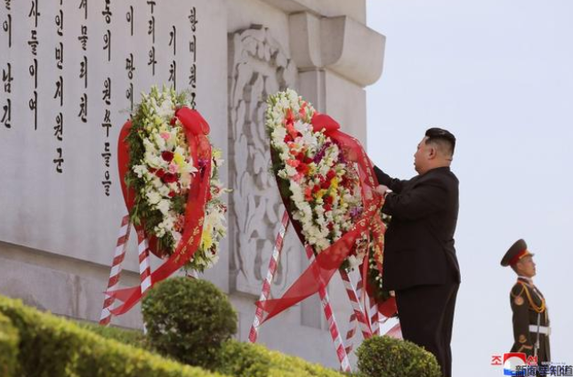 朝鲜书记金正恩向中国人民志愿军烈士致敬